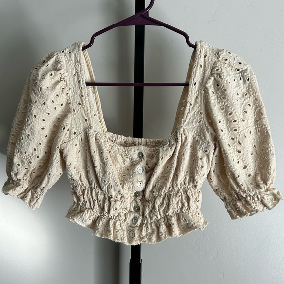 Urban Outfitters Eyelet Puff Sleeve Crop Top - Picture 2 of 3